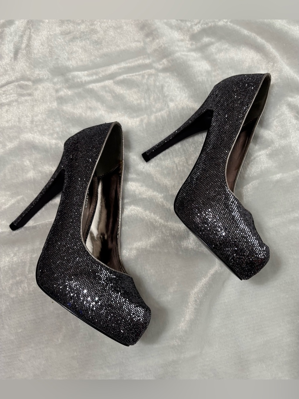 Women's silver sequin 4-1/4” heel pumps with 1” platform